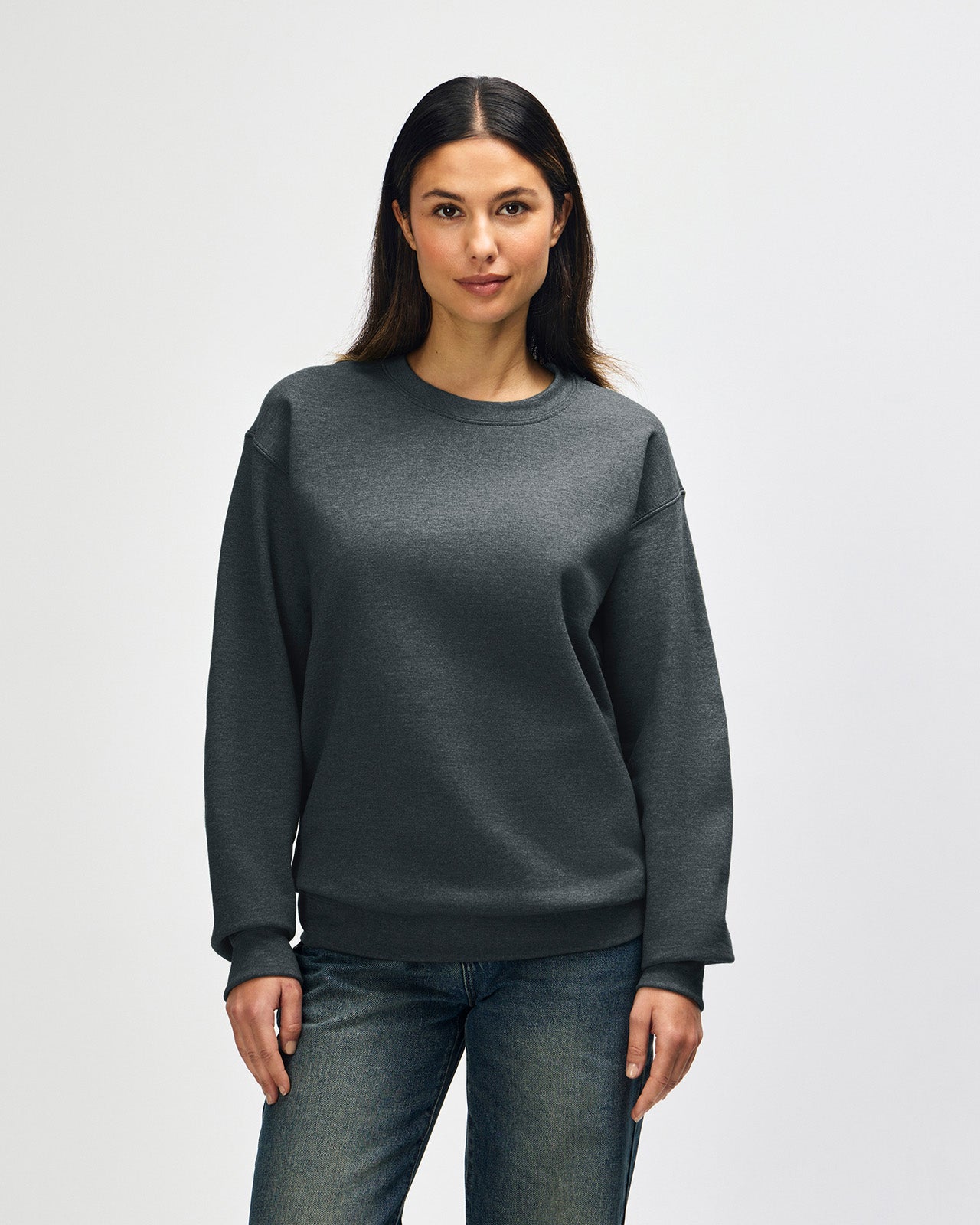 Gildan Heavy Blend Crewneck Sweatshirt - Model Women Front