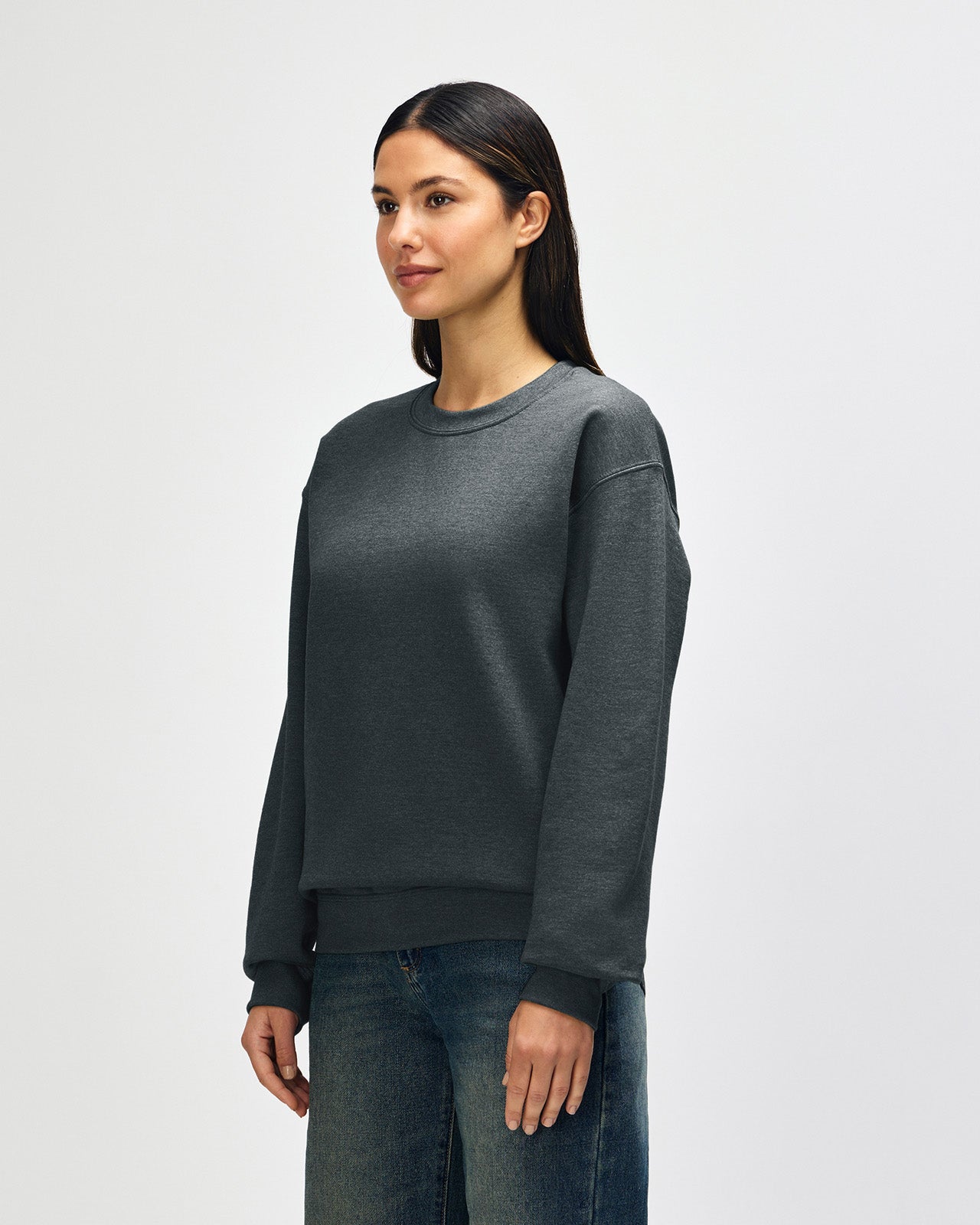 Gildan Heavy Blend Crewneck Sweatshirt - Model Women Side